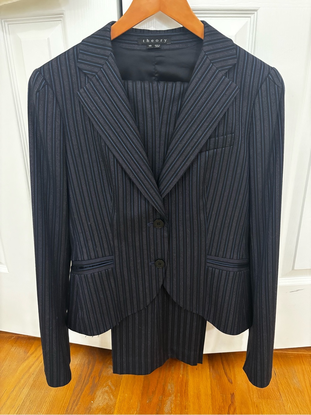 Theory virgin wool size 10 stripe suit